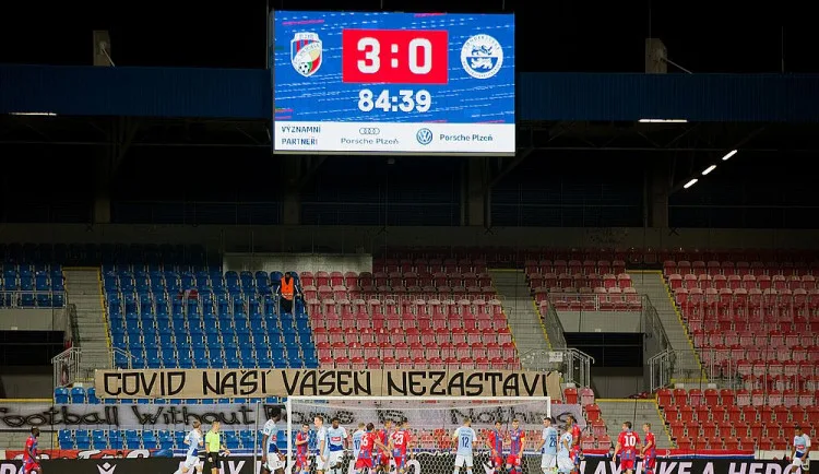 Fanouškům fotbalu a hokeje se nelíbí zmatečná protikoronavirová nařízení oznamována jako na běžícím páse