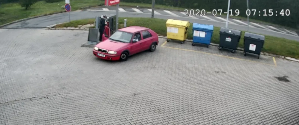Takto zachytila bezpečnostní kamera zloděje v akci na jedné čerpací stanici