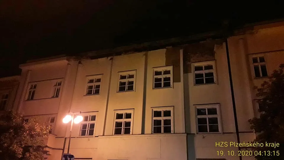Římsa se utrhla z tohoto domu