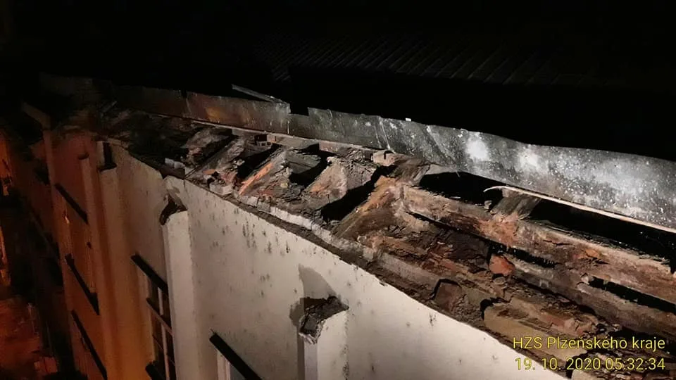 Poškozené místo odkud se utrhla římsa