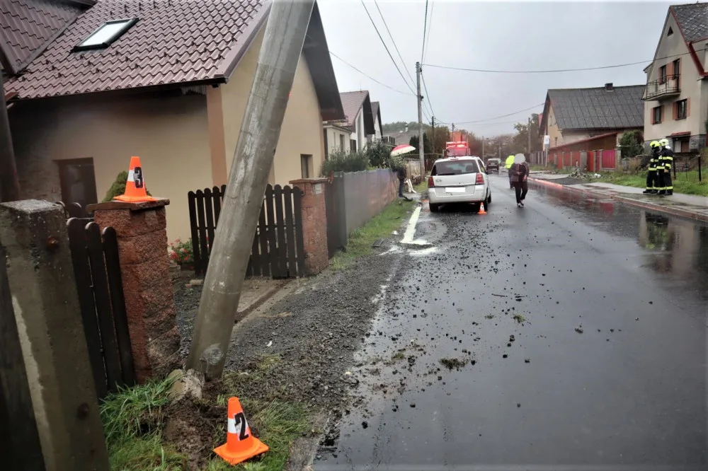 Tento motorista přerazil betonový sloup elektrického vedení