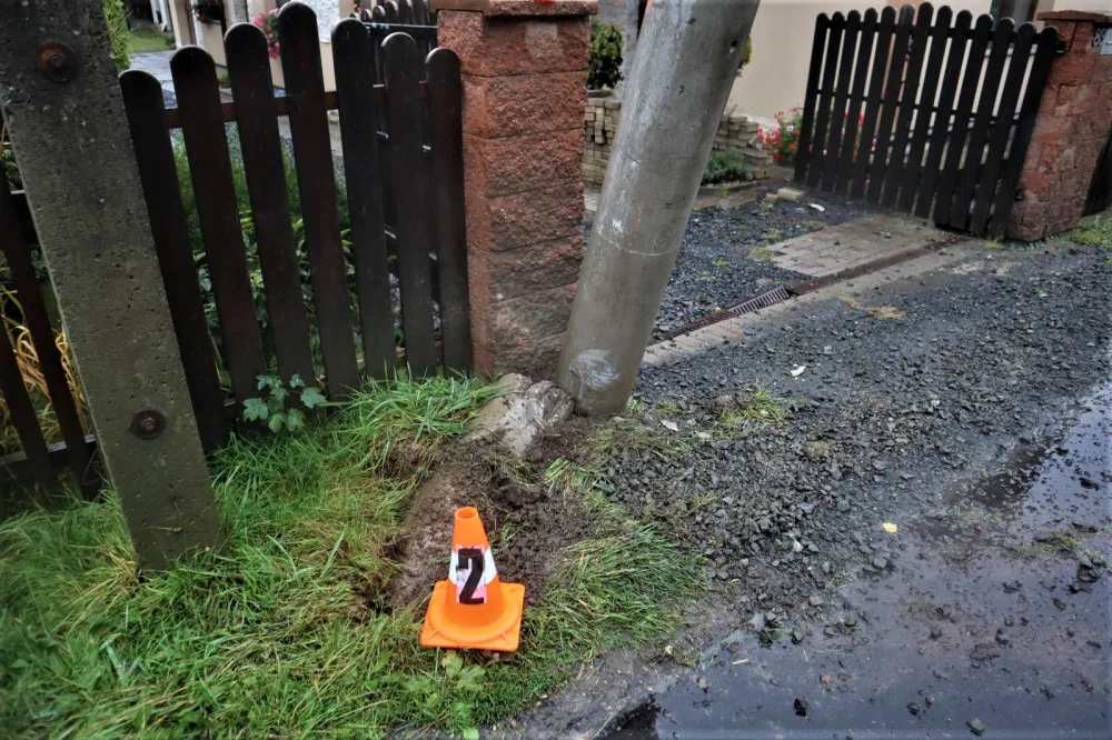 Tento motorista přerazil betonový sloup elektrického vedení
