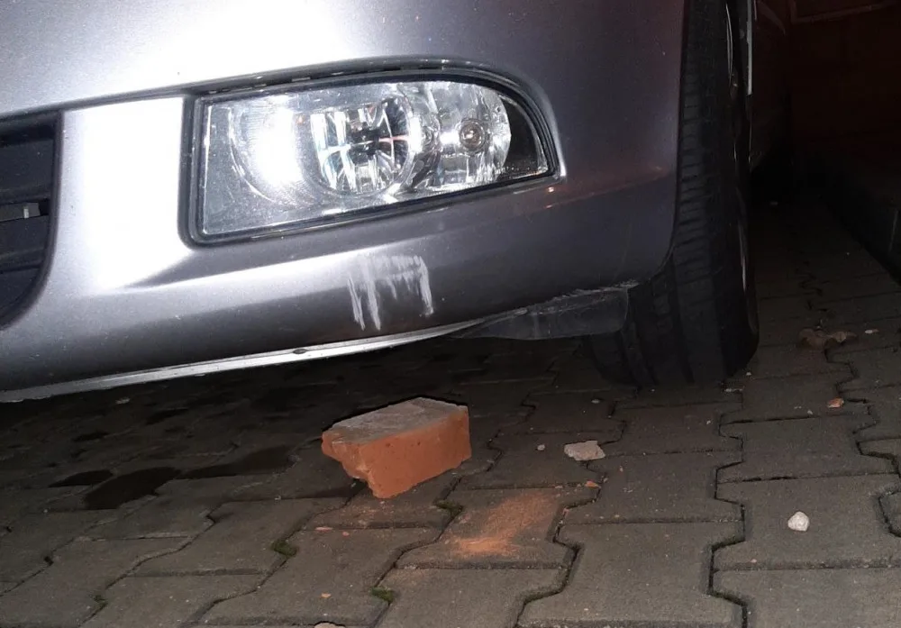 Chodník i ulici zasypaly sutiny z římsy, která se nad ránem utrhla z domu v Husově ulici