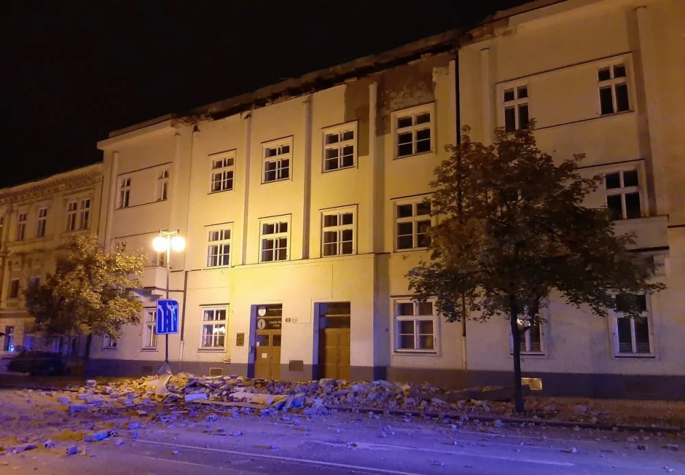 Chodník i ulici zasypaly sutiny z římsy, která se nad ránem utrhla z domu v Husově ulici