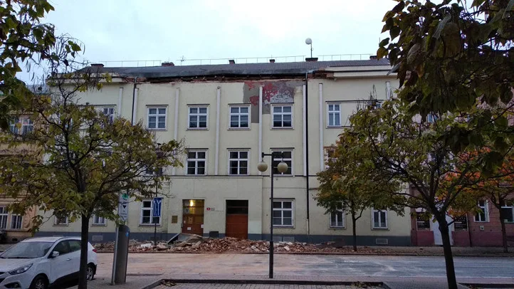 Zatím zůstávají trosky na chodníku, odklízet se začnou až ve čtvrtek