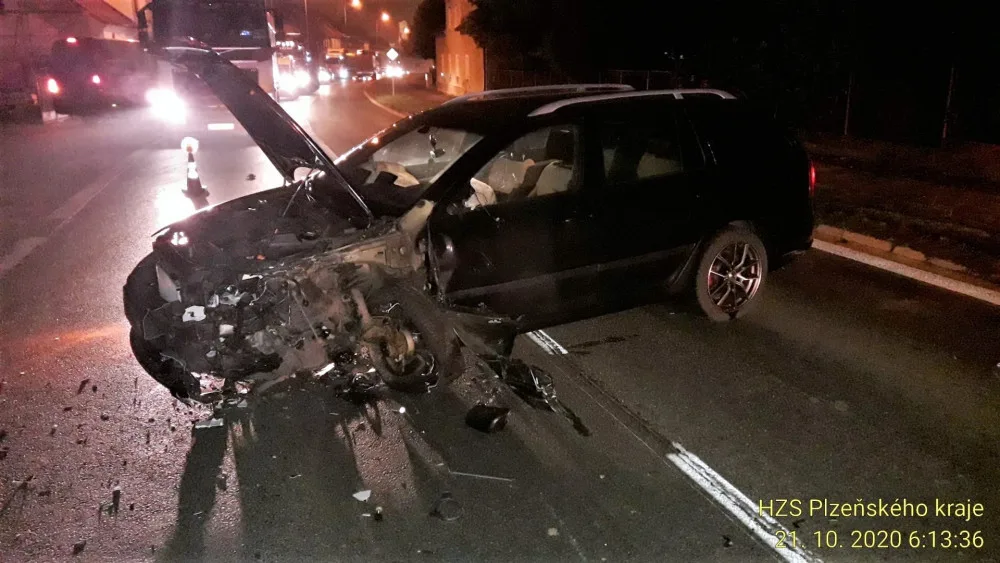 Osmnáctiletý řidič usnul za jízdy, napálil to do nádrže kamionu jedoucího v protisměru