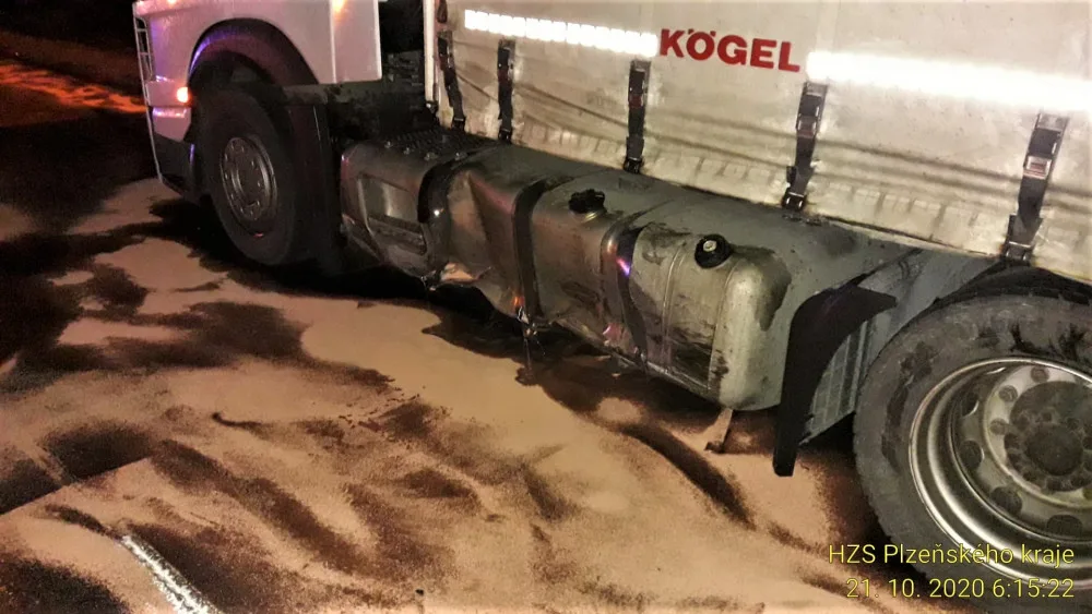 Osmnáctiletý řidič usnul za jízdy, napálil to do nádrže kamionu jedoucího v protisměru