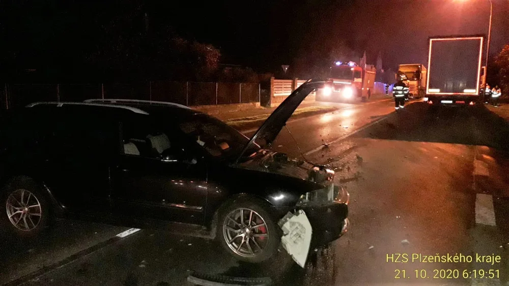 Osmnáctiletý řidič usnul za jízdy, napálil to do nádrže kamionu jedoucího v protisměru