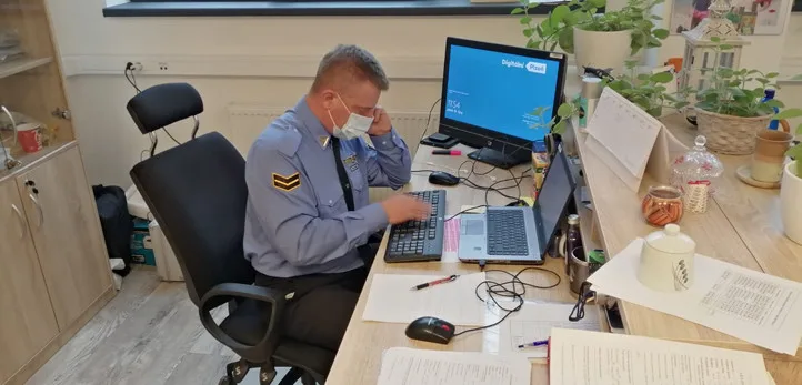 Strážníci městské policie pomáhají hygienikům s trasováním