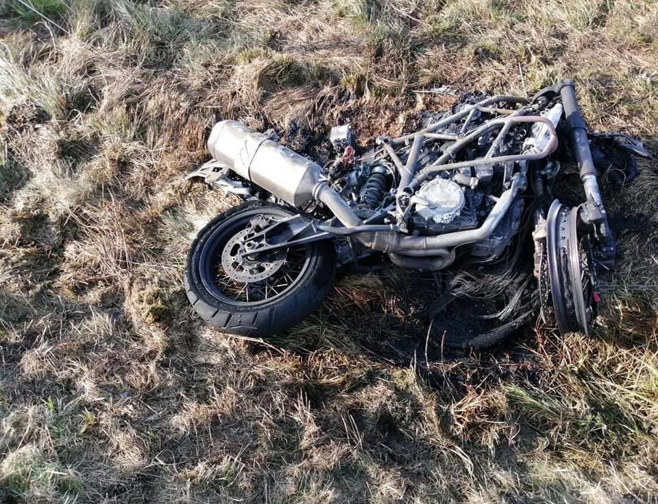 Při tragické srážce dvou motocyklů zahynuli dva muži, jeden z nich po nehodě ohořel
