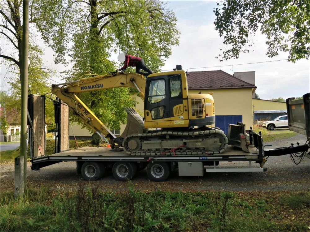 Řidič neodhadl výšku železničního podjezdu, naloženým bagrem ho poškodil