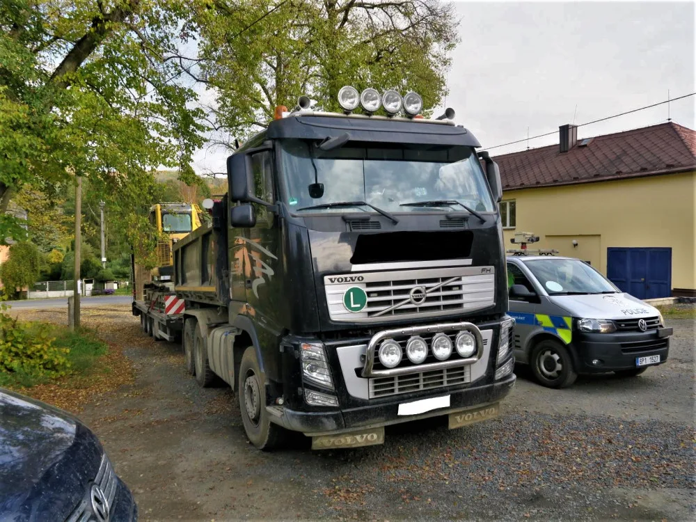 Řidič neodhadl výšku železničního podjezdu, naloženým bagrem ho poškodil