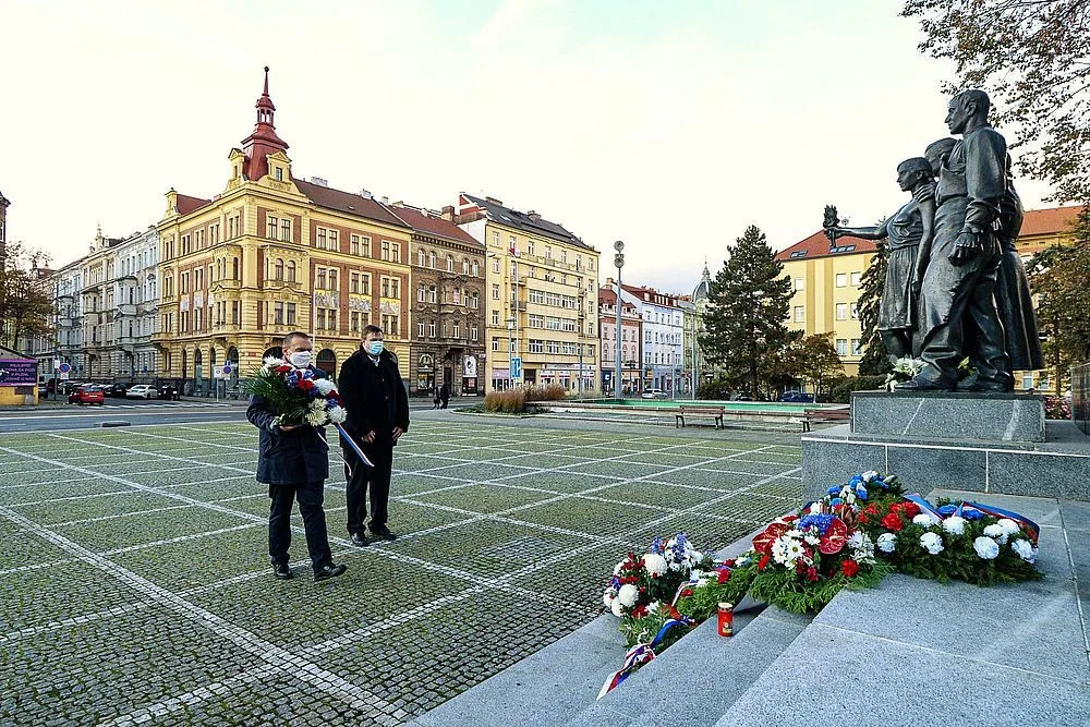 Plzeňský primátor Martin Baxa a jeho náměstek Michal Vozobule položili květiny k Památníku národního osvobození