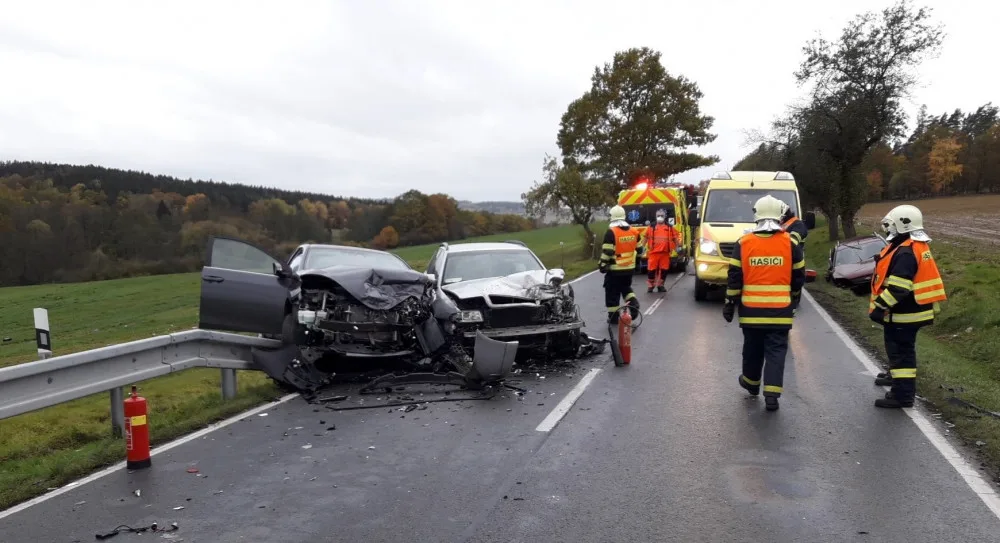 Při srážce tří osobáků na jižním Plzeňsku se vážně zranili dva lidé