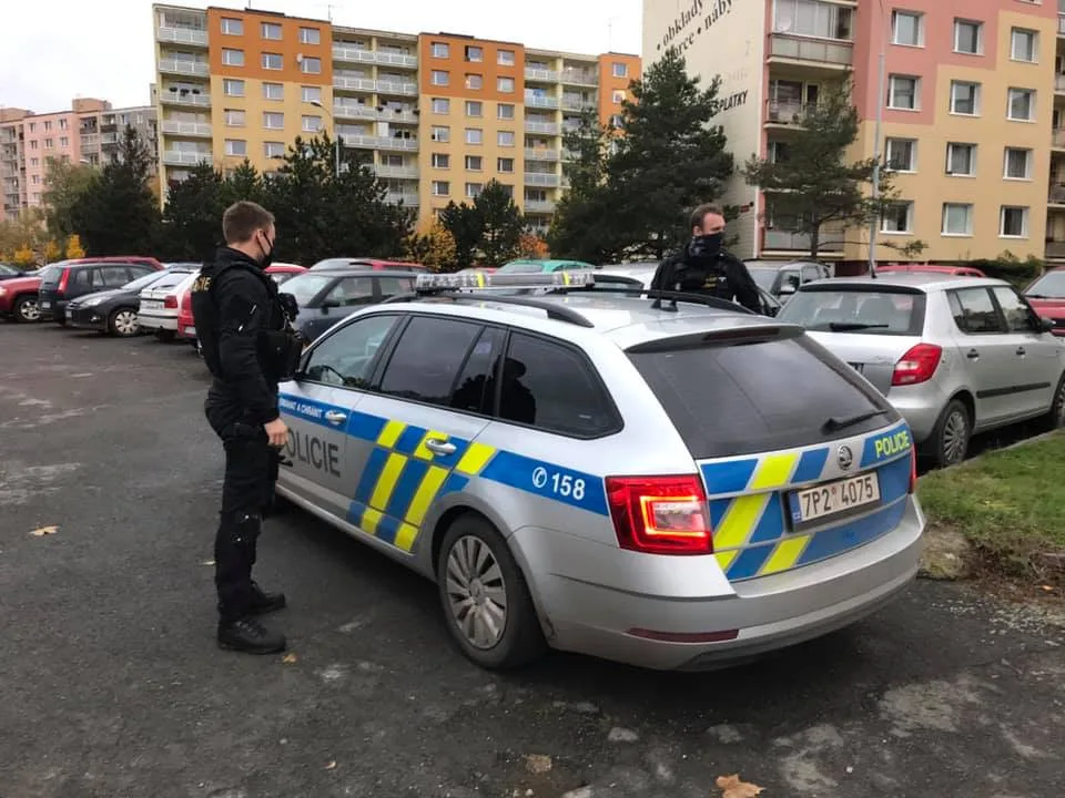 Přestřelku s policií na plzeňském sídlišti Košutka spustil v pátek člen gangu zlodějů aut