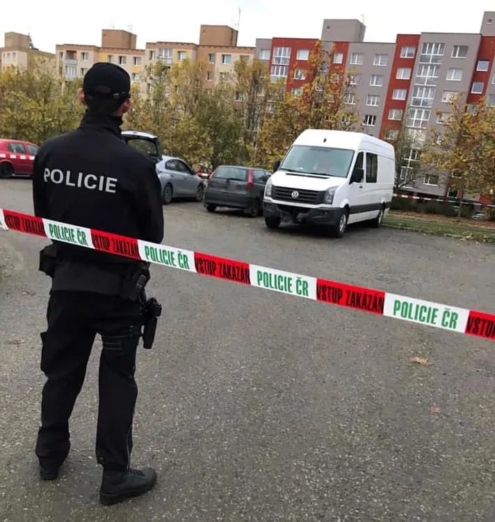 Přestřelku s policií na plzeňském sídlišti Košutka spustil v pátek člen gangu zlodějů aut