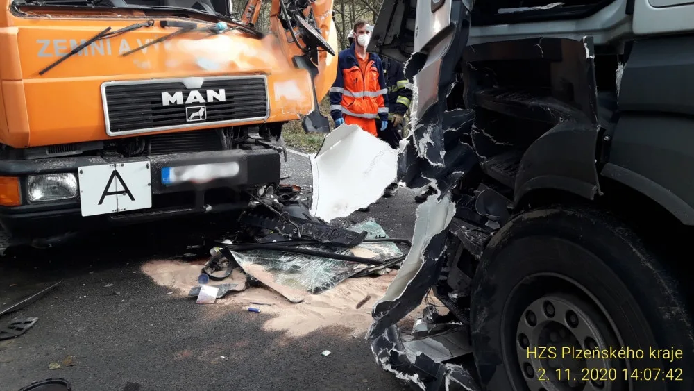 Na Tachovsku se čelně srazily dva nákladní automobily