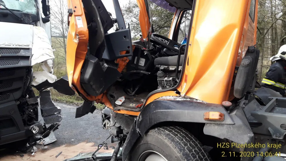 Na Tachovsku se čelně srazily dva nákladní automobily