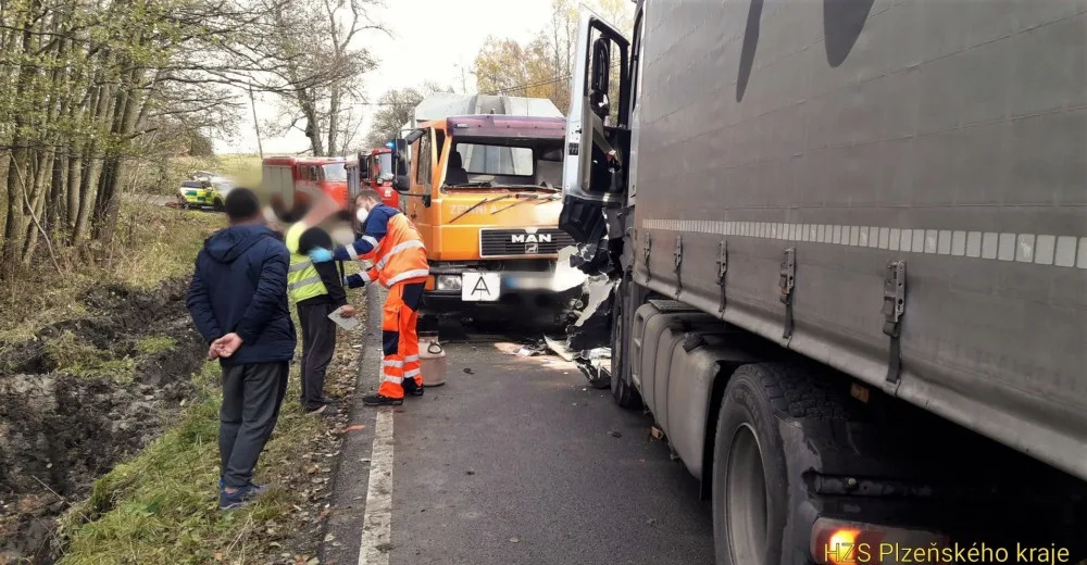 Na Tachovsku se čelně srazily dva nákladní automobily