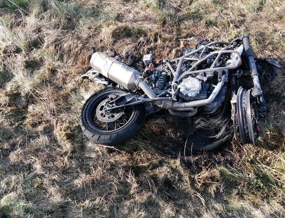 Řidič této motorky nehodu u Petrovic nepřežil