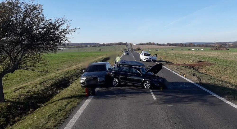 U Hunčické křižovatky se střetly tři automobily