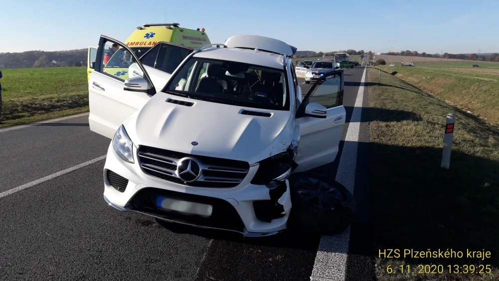 U Hunčické křižovatky se střetly tři automobily