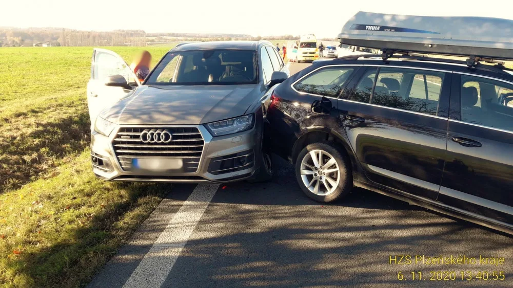 U Hunčické křižovatky se střetly tři automobily
