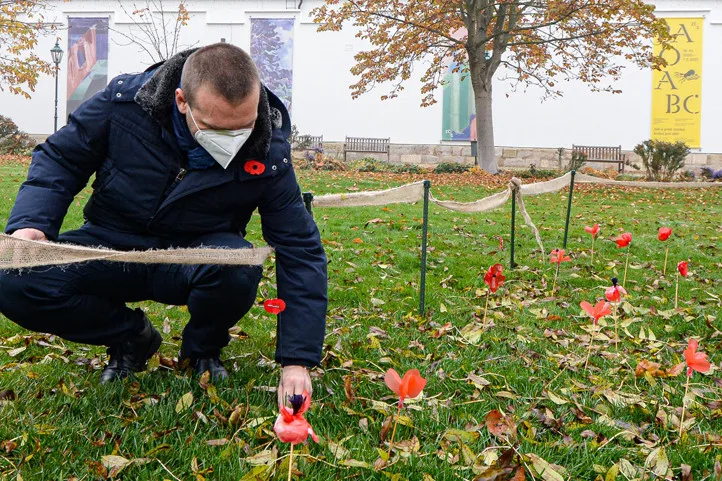 Záhonek s vlčími máky v centru Plzně se zaplňuje, zasadit květ přišel i primátor Baxa