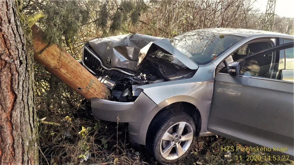 Řidička vyjela z neznámých příčin mimo silnici, zastavil ji až sloup elektrického vedení