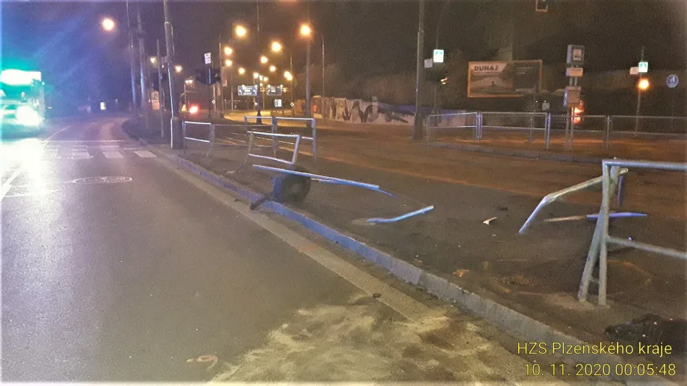Osobák v Lidické ulici vletěl na tramvajovou zastávku a zdemoloval zábradlí