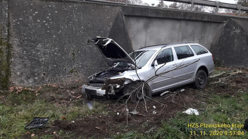 Řidič se lekl srnky přebíhající přes silnici, strhl řízení a skončil s autem mimo silnici