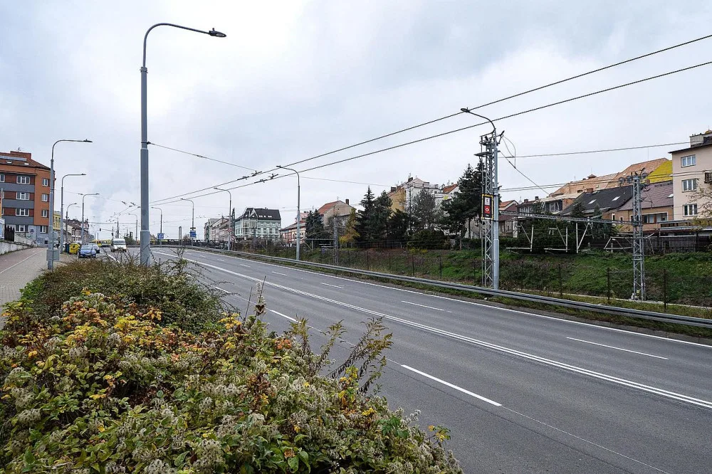 Ulice U Trati a křižovatka s Doudleveckou má nový povrch, jezdit se tam začne v sobotu