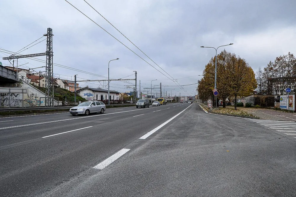 Ulice U Trati a křižovatka s Doudleveckou má nový povrch, jezdit se tam začne v sobotu
