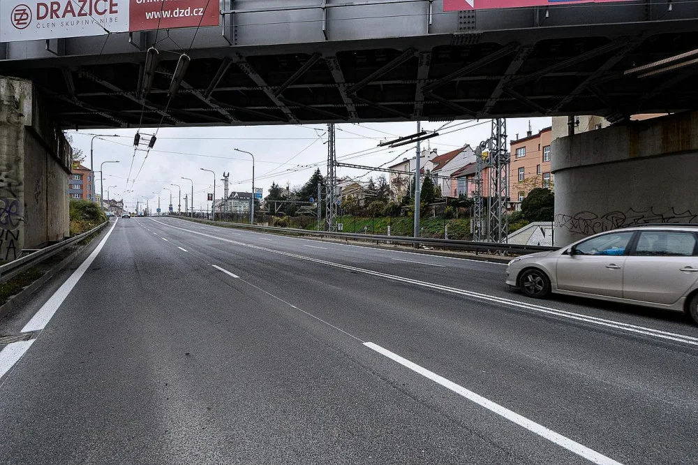 Ulice U Trati a křižovatka s Doudleveckou má nový povrch, jezdit se tam začne v sobotu
