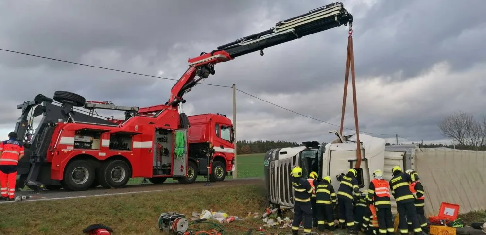 U Chotěšova se převrátil nákladní automobil na bok