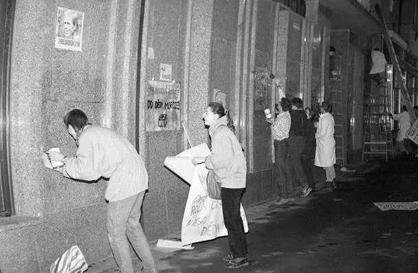 Ilegální akce studentů lékařské fakulty, kteří vyzdobili krajské sídlo KSČ plakáty