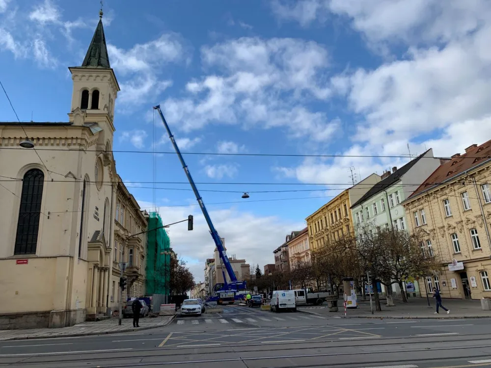 Husova ulice zůstane kvůli zřícené římse neprůjezdná minimálně do konce listopadu