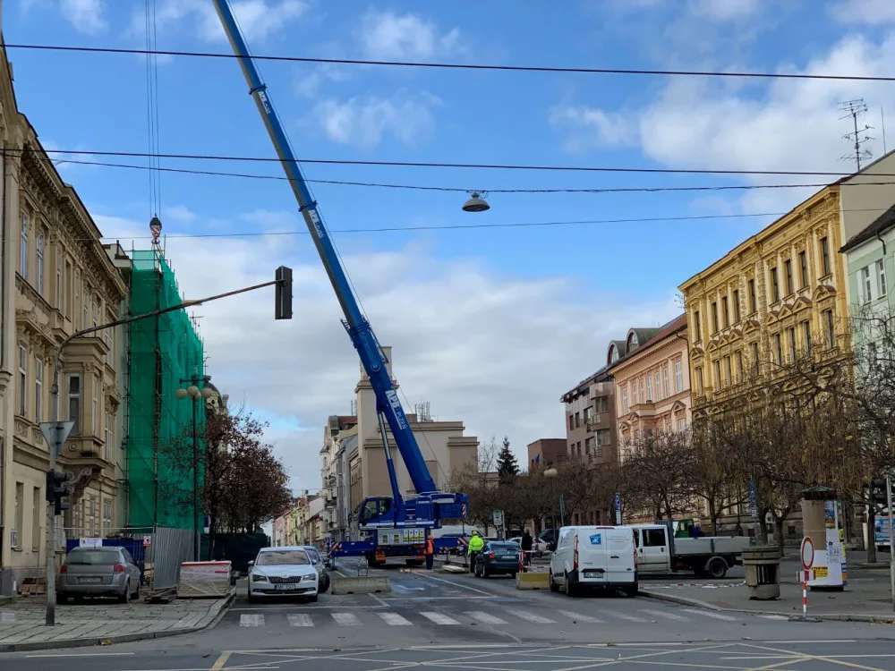 Husova ulice zůstane kvůli zřícené římse neprůjezdná minimálně do konce listopadu