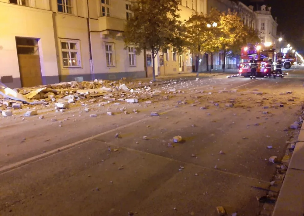 Husova ulice zůstane kvůli zřícené římse neprůjezdná minimálně do konce listopadu