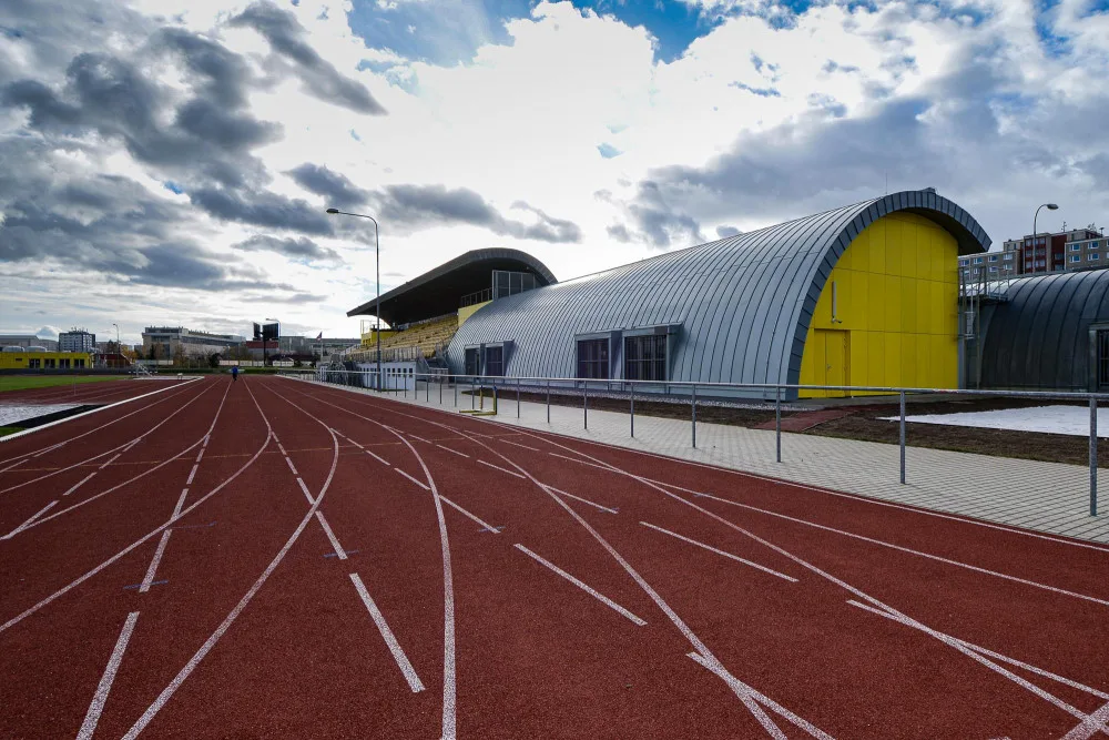 Atletický stadion ve Skvrňanech má od města novou rozcvičovnu za 23,5 milionu