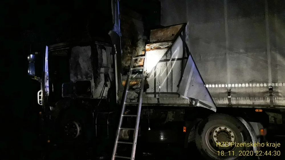 Požár zasáhl motor, kabinu i část nákladového prostoru