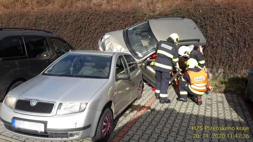 Senior (84) se zřítil na parkovišti z několikametrového srázu na jiný vůz