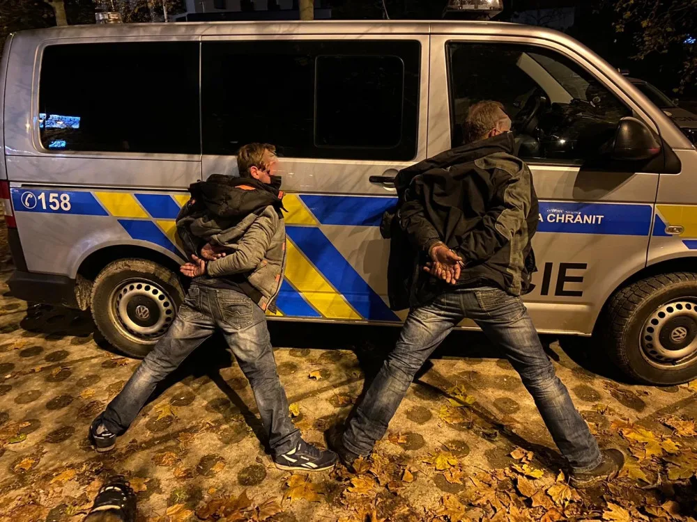 Dvojice cizinců krátce po zadržení