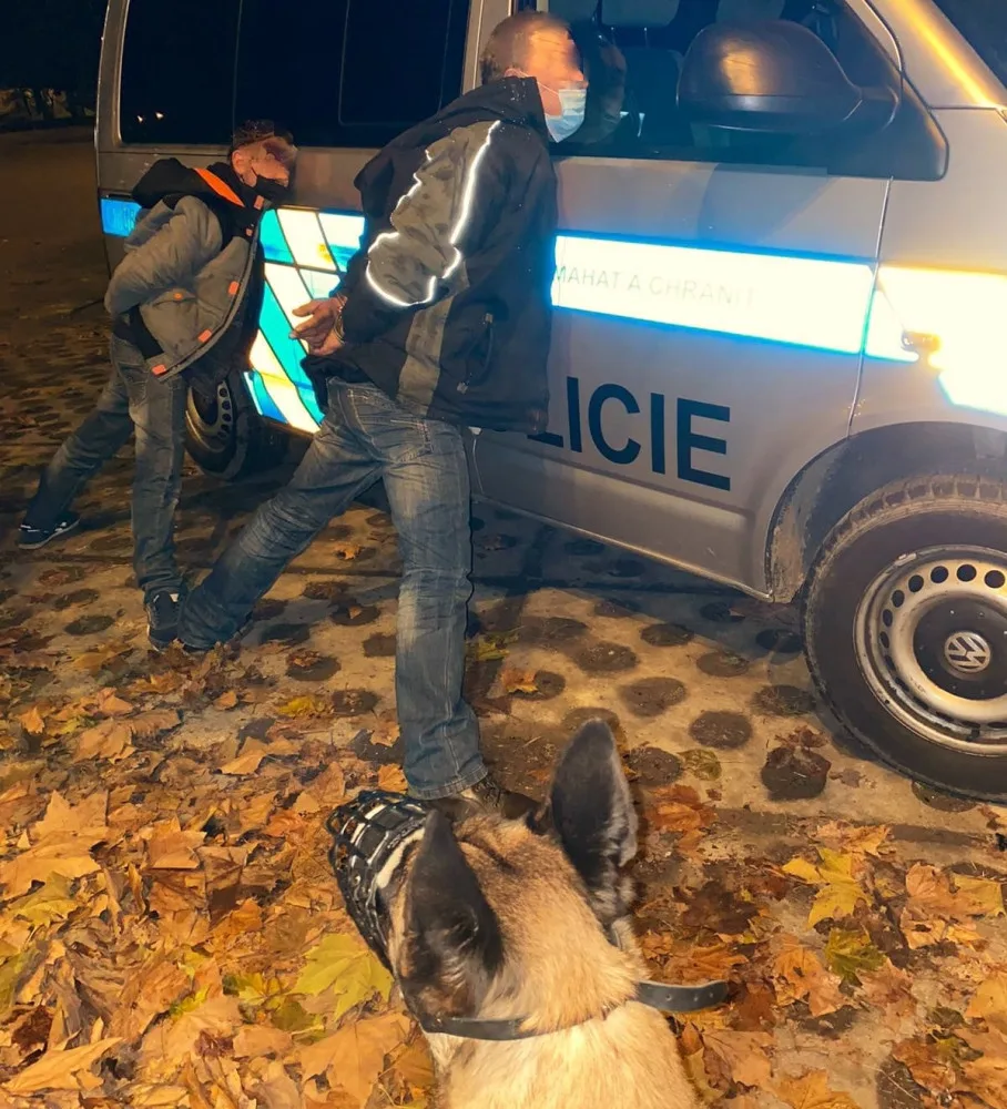 Pracovník Celní správy v civilu pronásledoval z místa činu dva zloděje, jeden ho napadl lahví