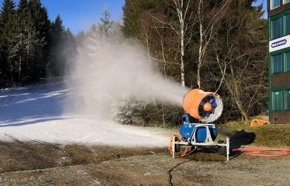 Děla už jsou v provozu, šumavský Ski&Bike Špičák začal se zasněžováním sjezdovek