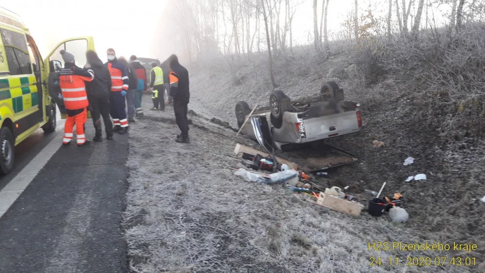 Pozor na kluzké vozovky, od rána vyjíždějí hasiči k množství nehod. Nejhorší situace jen na I/20 na severním Plzeňsku