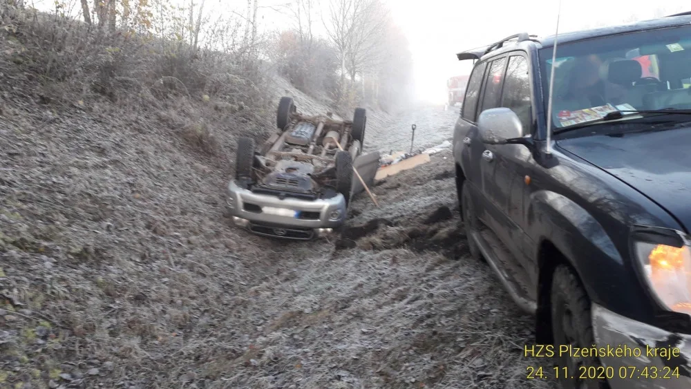 Pozor na kluzké vozovky, od rána vyjíždějí hasiči k množství nehod. Nejhorší situace jen na I/20 na severním Plzeňsku
