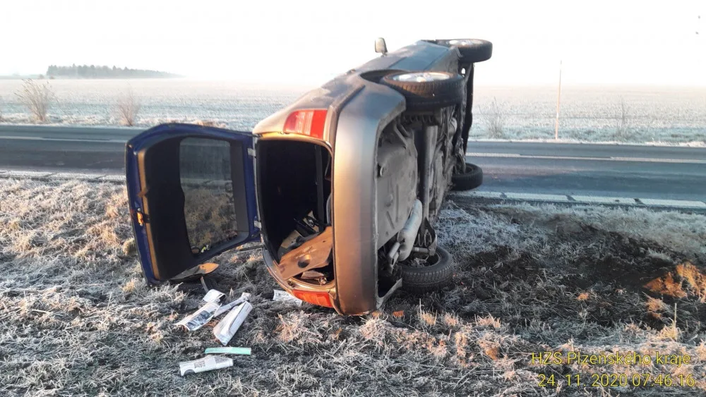 Pozor na kluzké vozovky, od rána vyjíždějí hasiči k množství nehod. Nejhorší situace jen na I/20 na severním Plzeňsku