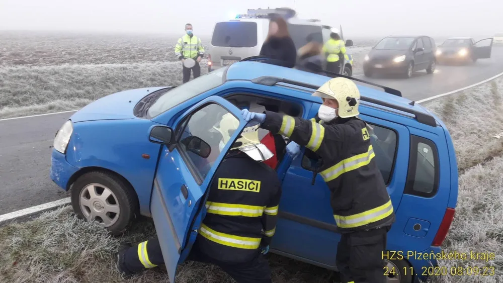 Pozor na kluzké vozovky, od rána vyjíždějí hasiči k množství nehod. Nejhorší situace je na I/20 na severním Plzeňsku
