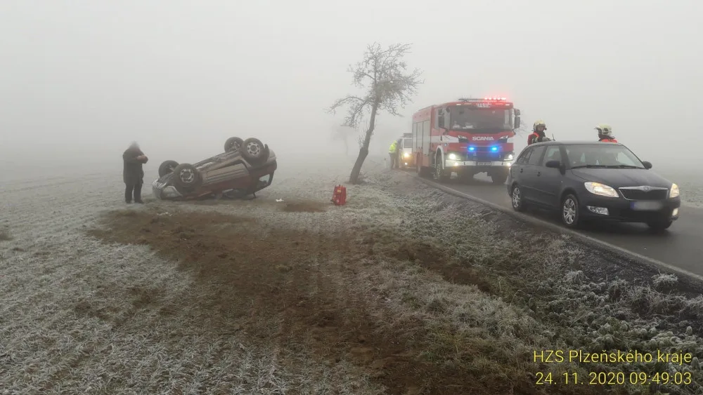 Pozor na kluzké vozovky, od rána vyjíždějí hasiči k množství nehod. Nejhorší situace je na I/20 na severním Plzeňsku